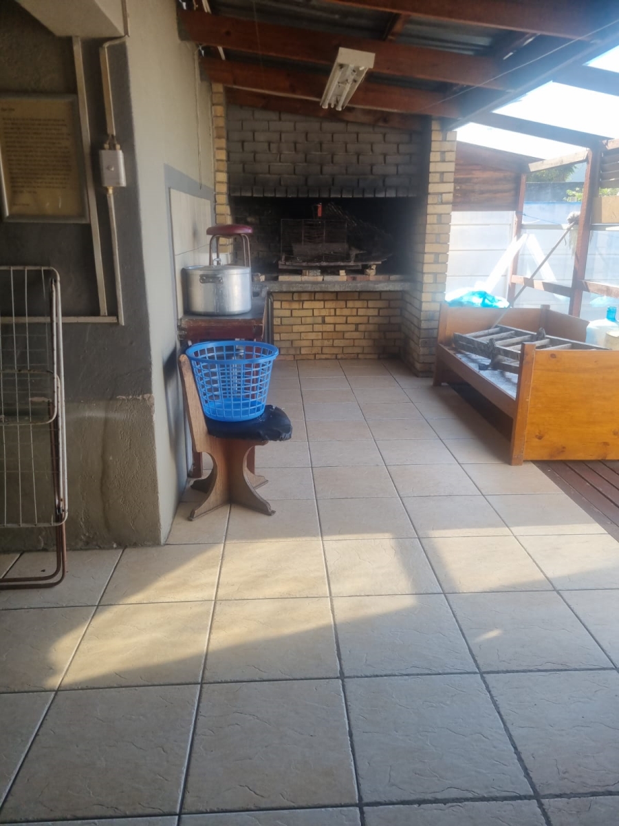 4 Bedroom Property for Sale in Goodwood Central Western Cape